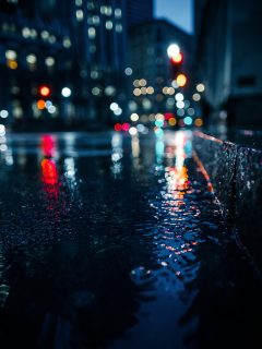 大象视频推荐日本推理剧封面，侦探在雨夜街头调查现场，冷色调营造紧张悬疑氛围